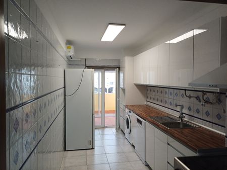 Apartamento T2 mobilado para arrendamento anual no centro Vila Real de Santo António - Photo 2
