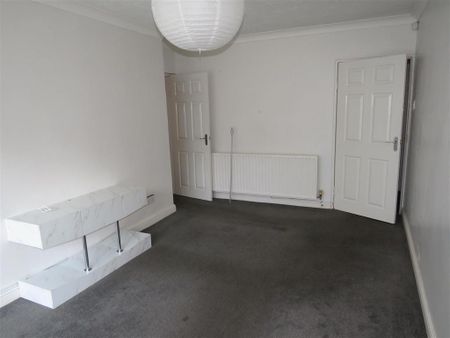3 bedroom flat to rent - Photo 4