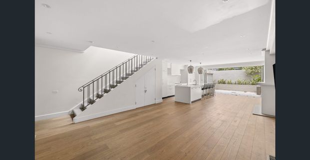 Spacious family home by Michael Suttor in prestigious setting - Photo 1