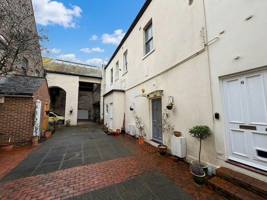 2 bedroom mews to rent - Photo 1