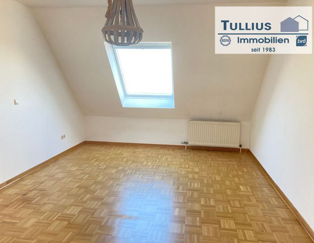 2-Zimmer Dachgeschoss-Wohnung mit Einbauküche und Balkon in Essen-Dellwig - Photo 1