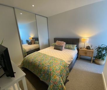 MODERN TWO BEDROOM APARTMENT - Photo 2