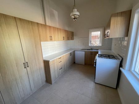 Spacious 3 Bedroom Family Home in Prime Elsternwick Location - Photo 5