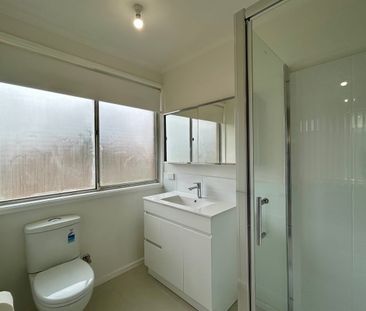 Renovated 3 bedroom Home in the Heat of Gladstone Park - Photo 5