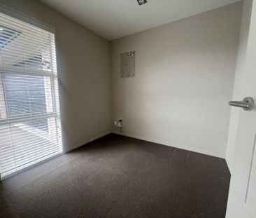 Modern Family Home - Photo 4