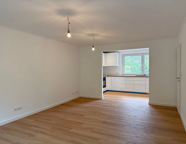 Erstbezug: Moderne & helle 3-Zimmer-Wohnung mit sonnigem Balkon + schöner Aussicht - Photo 1