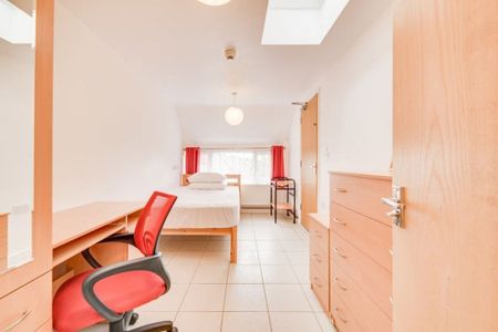 £755 p/w (£3,272 pcm) - Photo 3