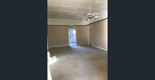 Conveniently located character home - walk to PA Hospital & public transport - Photo 1