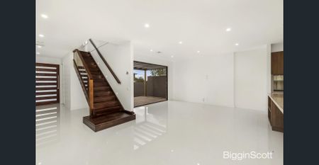 Luxury Family Living in the Coveted Glen Waverley School Zone - Photo 2