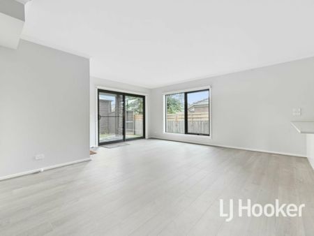 Modern, Spacious Townhouse! 8 Merchant Place Pakenham - Photo 2