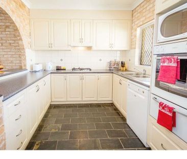 Modern & Low-Maintenance Living in the Heart of East Albury - Photo 4