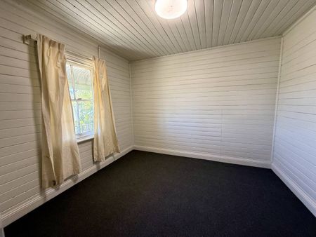 country-style home set on a spacious large block - Photo 2