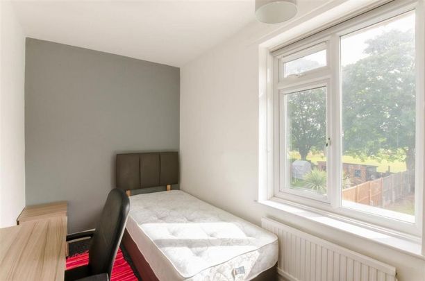 6 bedroom end of terrace house to rent - Photo 1