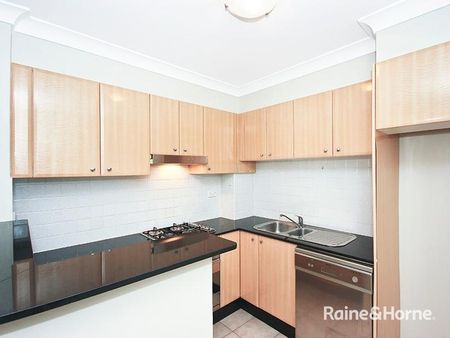 THREE BEDROOM APARTMENT IN IDEAL LOCATION! - Photo 4