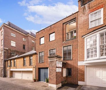 A charming house in a quiet mews in St James's. - Photo 1