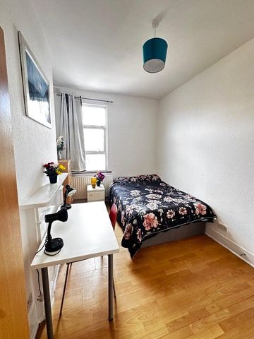 1 bedroom in a flat share to rent - Photo 2