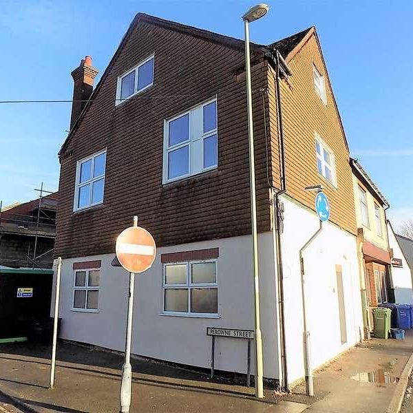 Queens Road, Aldershot, GU11 - Photo 1