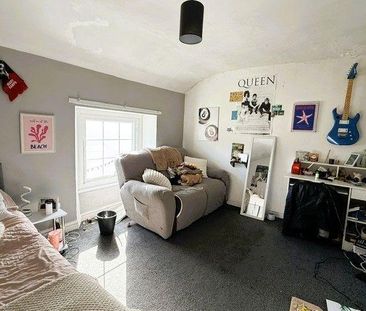 3 bedroom end of terrace house to rent - Photo 4