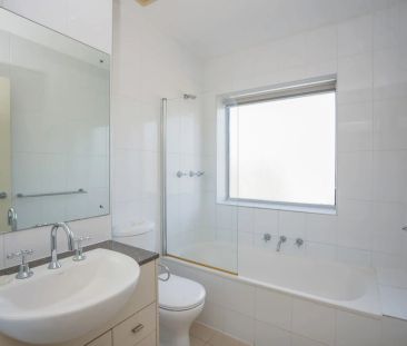 SPACIOUS TOP FLOOR, TWO BEDROOM APARTMENT - Photo 2