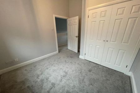 2 bedroom end of terrace house to rent - Photo 2