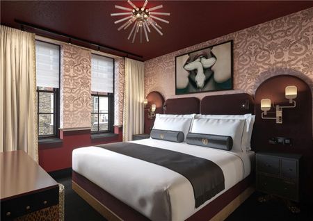 A unique short let experience An all encompassing bolthole from the ordinary, embracing bold and psychedelic colours offering unrivalled opulence - Photo 5