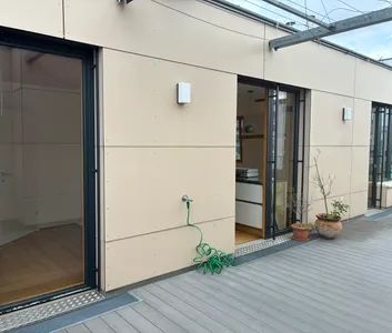 Lichtdurchflutete 3-Zimmer-Dachgeschosswohnung in Maisonette-Bauweise | 85 m² | 34 m² Dachterrasse | 2 Bäder | U6 in 6 Minuten Gehweite | TG optional - Foto 3