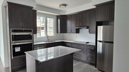 For Lease - 1261 Courtleigh Trail, Oakville, Ontario - Photo 3