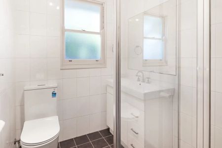 “Light filled 3 Bedroom House” - Photo 4