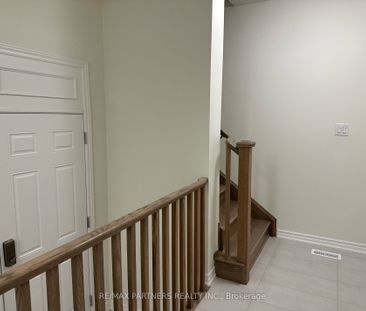 Townhouse For Lease | N8119704 - Photo 4