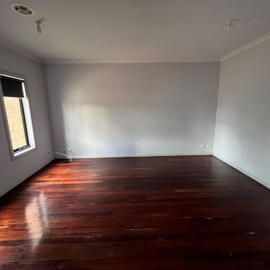 Spendid 3Br Townhouse in Sunshine West! - Photo 1