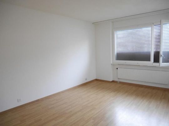 "Schöne, grosszügige 3.5-Zimmerwohnung mit Gartensitzplatz!" - Photo 1