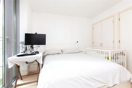 2 bedroom flat in Highbury Stadium Square - Photo 5