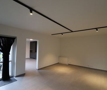 Een recent gerenoveerde woning met 3 slaapkamers, terras en garage. - Foto 1