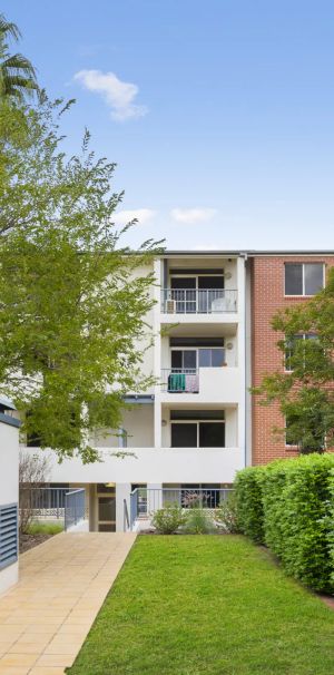 Light-Filled and Spacious Two-Bedroom Apartment - Photo 1