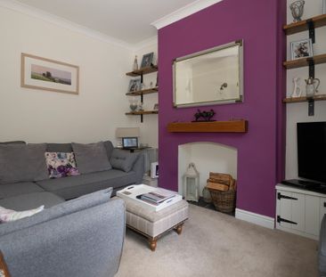 3 bedroom mid terrace to let - Photo 1