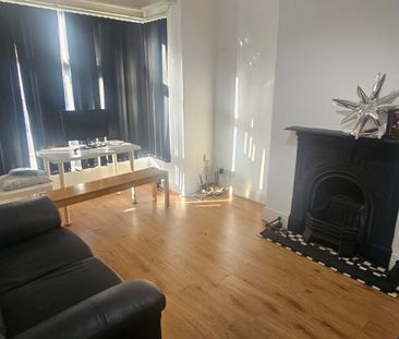 5 Bed - 135 Ash Road, Headingley, Leeds - LS6 3HD - Student - Photo 1