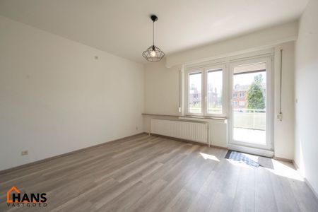 Deels gerenoveerd appartement op de 1ste verdieping met ruim terras ( zonder lift) - Photo 5