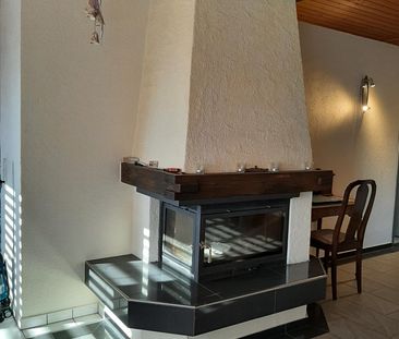 4.5-Z-Dachwohnung mit Parkplätzen, Cheminée, Terrasse & Estrich - Foto 2