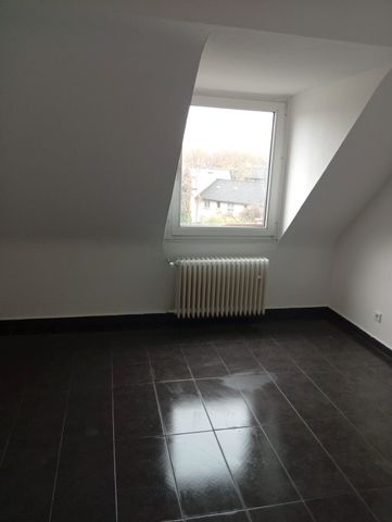3 NKM frei bei Anmietung ! Schöne renovierte 3 Zimmer Dachgeschoss Wohnung in Duisburg zu vermieten - Foto 2