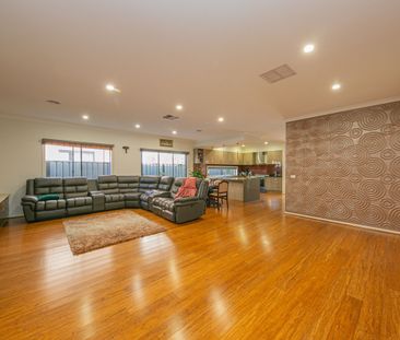 Spacious, Stylish 4-Bedroom Home for Rent - Available 27/11/2025 - Photo 1