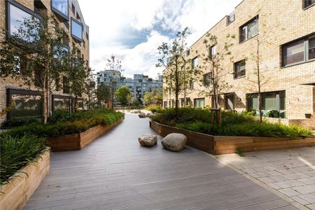 An extremely spacious duplex apartment offering excellent canal views just a short walk from Old Street and Angel. - Photo 2