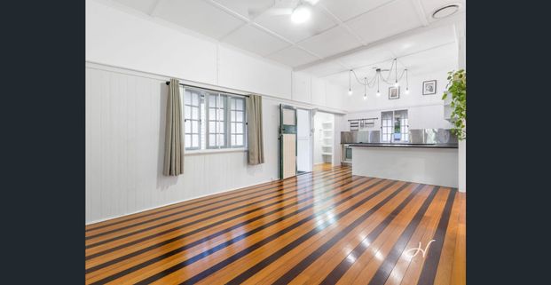 CHARMING & VERSATILE 2-BEDROOM HOME IN ONE MILE - Photo 1