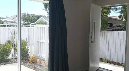 Modern 3 Bedroom Townhouse in Woolston - Photo 2