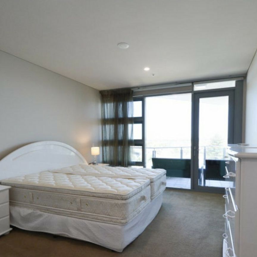 MODERN LIVING IN A CONVENIENT MANDURAH LOCATION - Photo 1