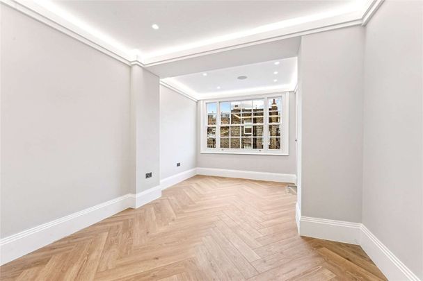 Beautiful newly renovated two bedroom apartment located on a peaceful Knightsbridge garden square. - Photo 1