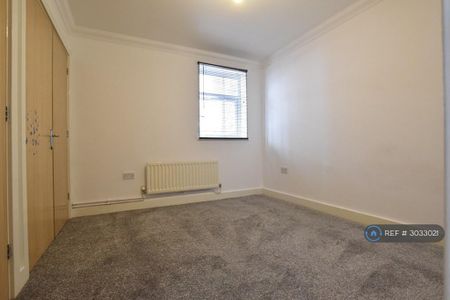 3 bedroom flat to rent - Photo 3