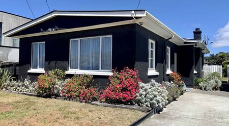 Fully renovated & furnished stylish beachfront bungalow! - Photo 5