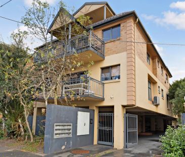 Spacious & Stylish One-Bedroom in Prime St Kilda East Location - Photo 6