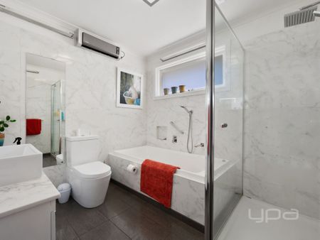 4 BEDROOM FAMILY HOME WITH MULTIPLE LIVING AREAS - Photo 5