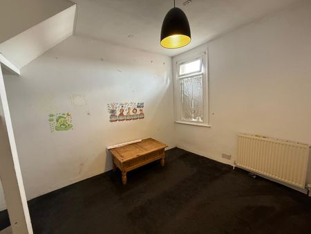 Two bedrooms first floor flat high road ilford- 1700 pcm - Photo 4